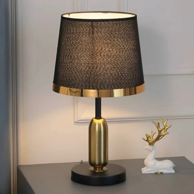 Moderne Tischlampe mit schwarzem Stoffschirm und zeitlosem Design, ideal für Schlafzimmer, Wohnzimmer und Büros.