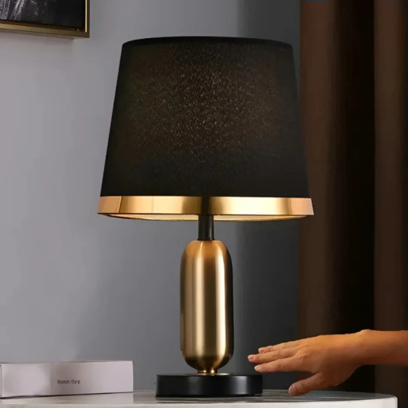 Moderne Tischlampe mit schwarzem Stoffschirm und zeitlosem Design, ideal für Schlafzimmer, Wohnzimmer und Büros.