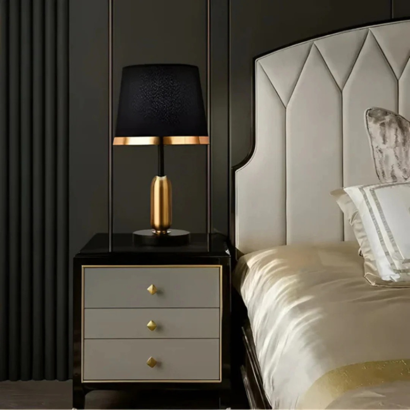 Moderne Tischlampe mit schwarzem Stoffschirm und zeitlosem Design, ideal für Schlafzimmer, Wohnzimmer und Büros.