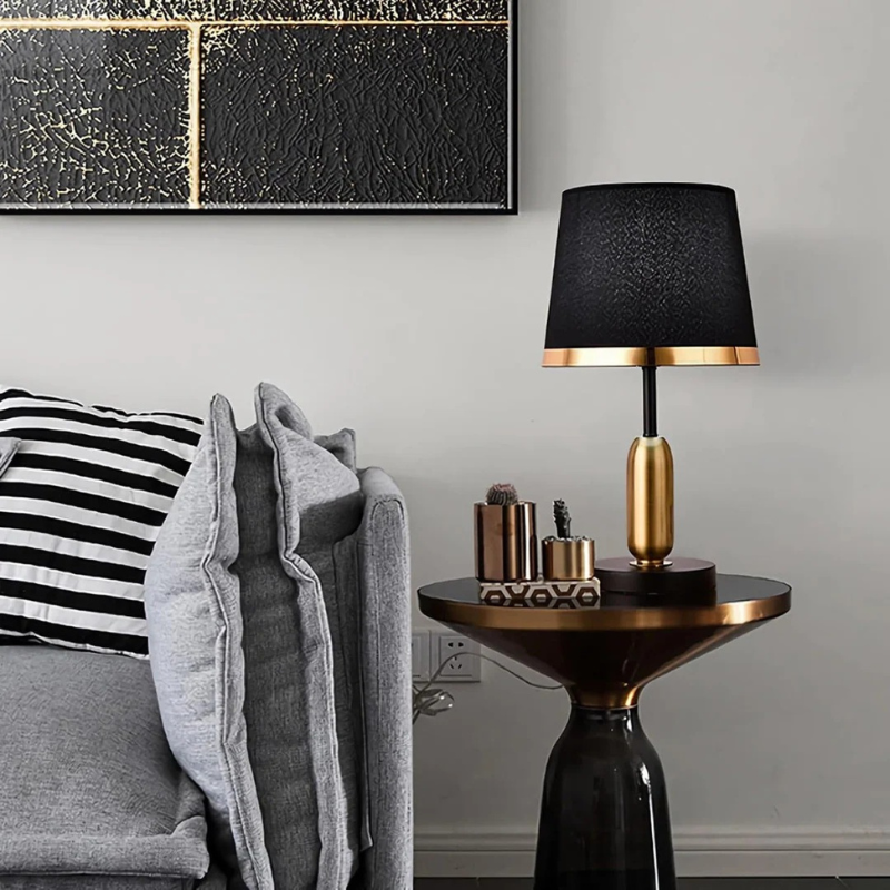 Moderne Tischlampe mit schwarzem Stoffschirm und zeitlosem Design, ideal für Schlafzimmer, Wohnzimmer und Büros.