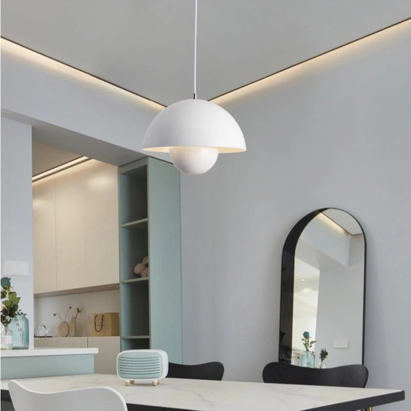 Moderne skandinavische Blumenstrauß-Pendelleuchte mit verstellbarem Kabel, Design aus Metall und Glas, geeignet für Esszimmer oder Küche.