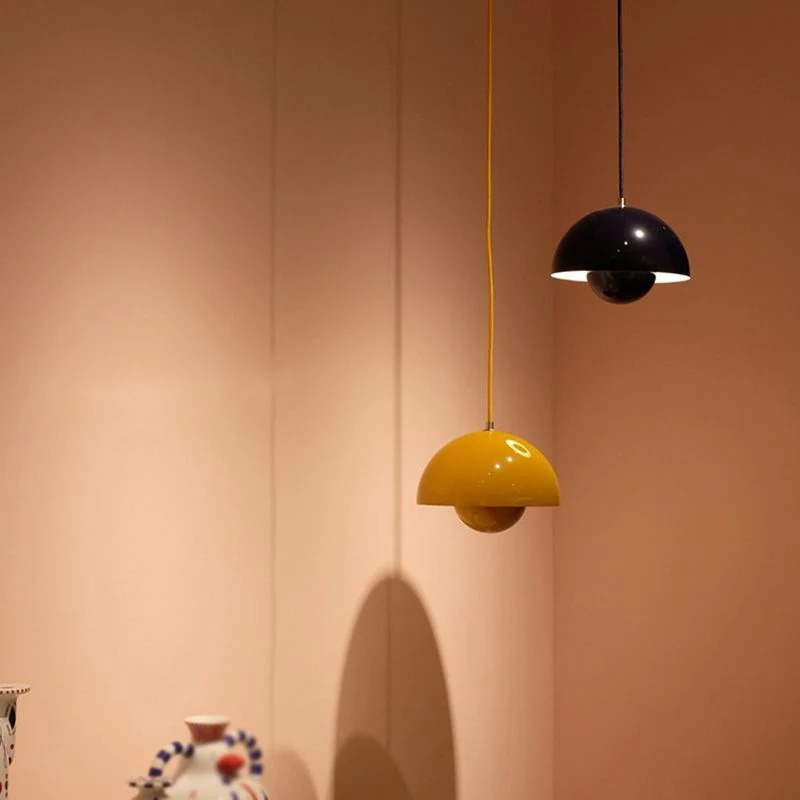 Moderne skandinavische Blumenstrauß-Pendelleuchte mit verstellbarem Kabel, Design aus Metall und Glas, geeignet für Esszimmer oder Küche.