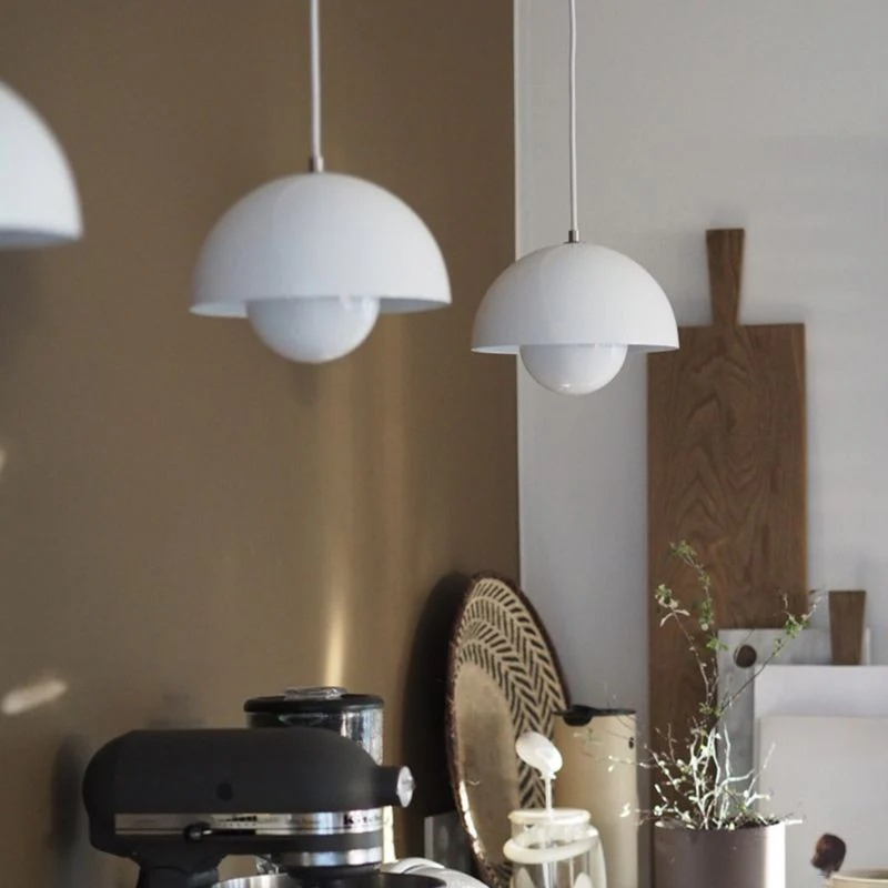 Moderne skandinavische Blumenstrauß-Pendelleuchte mit verstellbarem Kabel, Design aus Metall und Glas, geeignet für Esszimmer oder Küche.