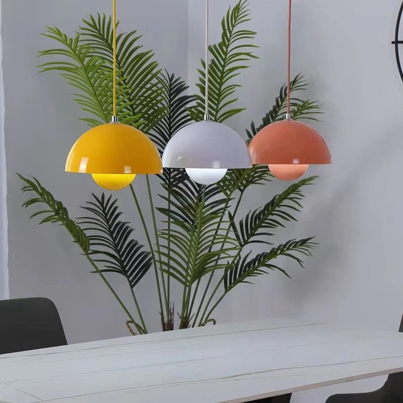 Moderne skandinavische Blumenstrauß-Pendelleuchte mit verstellbarem Kabel, Design aus Metall und Glas, geeignet für Esszimmer oder Küche.