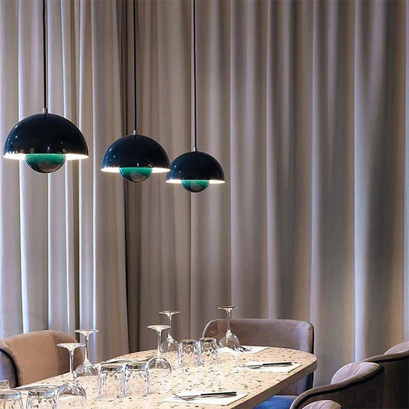 Moderne skandinavische Blumenstrauß-Pendelleuchte mit verstellbarem Kabel, Design aus Metall und Glas, geeignet für Esszimmer oder Küche.
