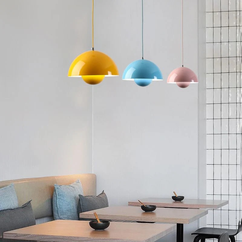 Moderne skandinavische Blumenstrauß-Pendelleuchte mit verstellbarem Kabel, Design aus Metall und Glas, geeignet für Esszimmer oder Küche.