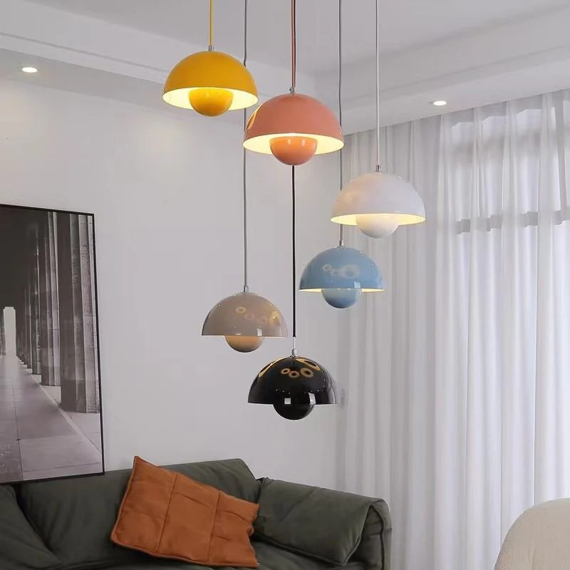 Moderne skandinavische Blumenstrauß-Pendelleuchte mit verstellbarem Kabel, Design aus Metall und Glas, geeignet für Esszimmer oder Küche.