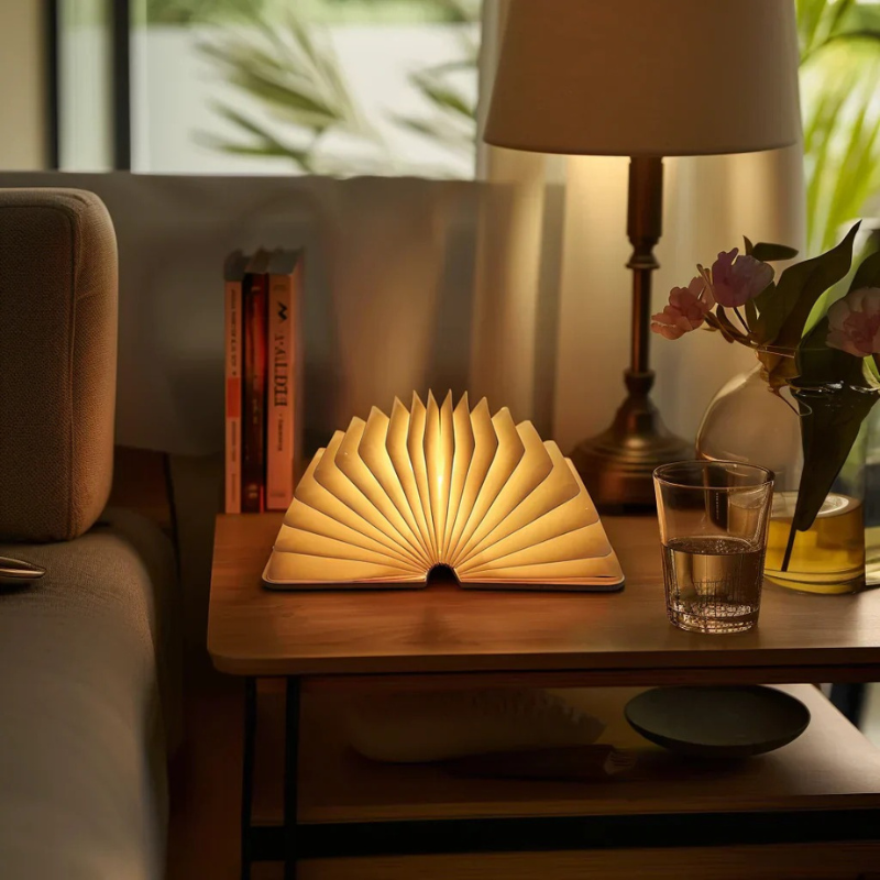 Mystische LED-Lampe in Buchform, faltbares Design mit warmem Licht, tragbar und wiederaufladbar für Schlafzimmer oder Arbeitszimmer.
