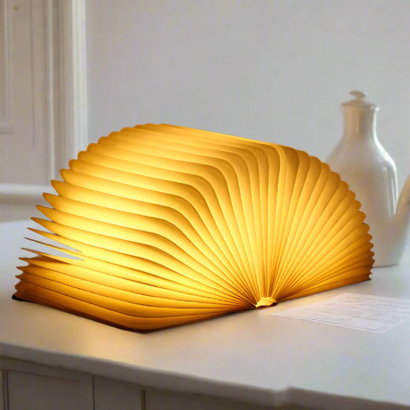 Mystische LED-Lampe in Buchform, faltbares Design mit warmem Licht, tragbar und wiederaufladbar für Schlafzimmer oder Arbeitszimmer.