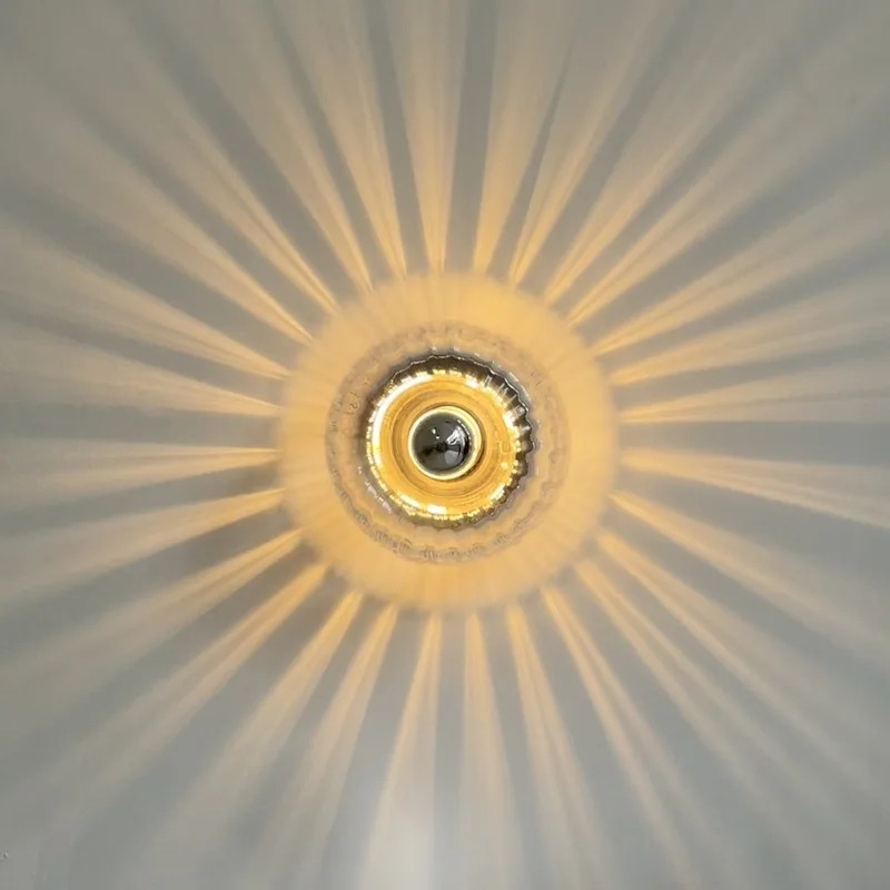 Nordische Bauhaus-Glaswandleuchte mit rundem Schirm und Metallsockel