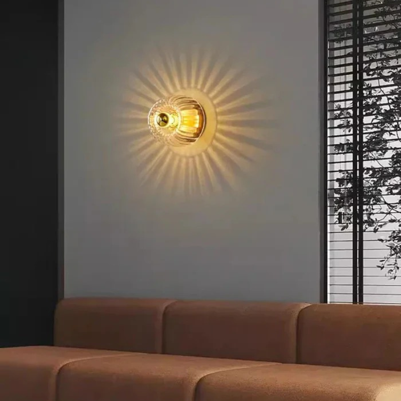 Nordische Bauhaus-Glaswandleuchte mit rundem Schirm und Metallsockel