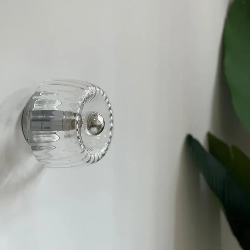 Nordische Bauhaus-Glaswandleuchte mit rundem Schirm und Metallsockel