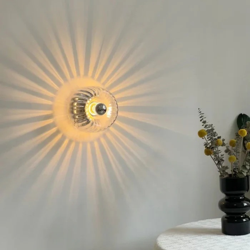 Nordische Bauhaus-Glaswandleuchte mit rundem Schirm und Metallsockel