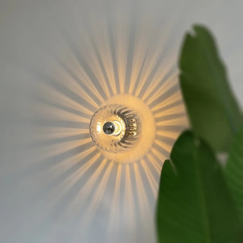 Nordische Bauhaus-Glaswandleuchte mit rundem Schirm und Metallsockel