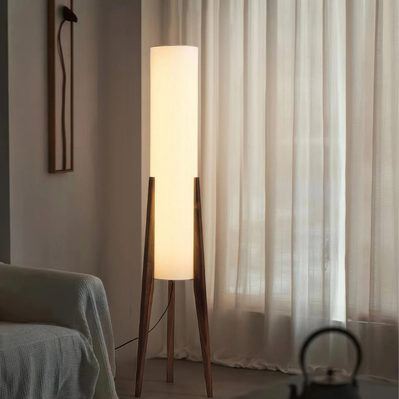 Stehlampe mit Sockel aus Walnussholz und Stoffschirm, der warmes Licht ausstrahlt