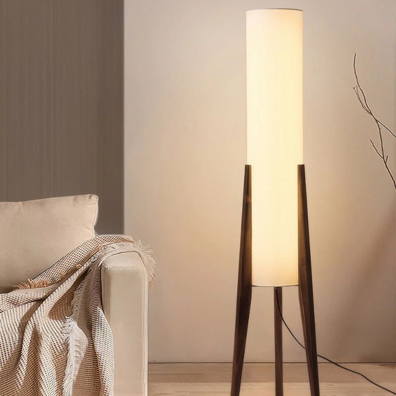 Stehlampe mit Sockel aus Walnussholz und Stoffschirm, der warmes Licht ausstrahlt