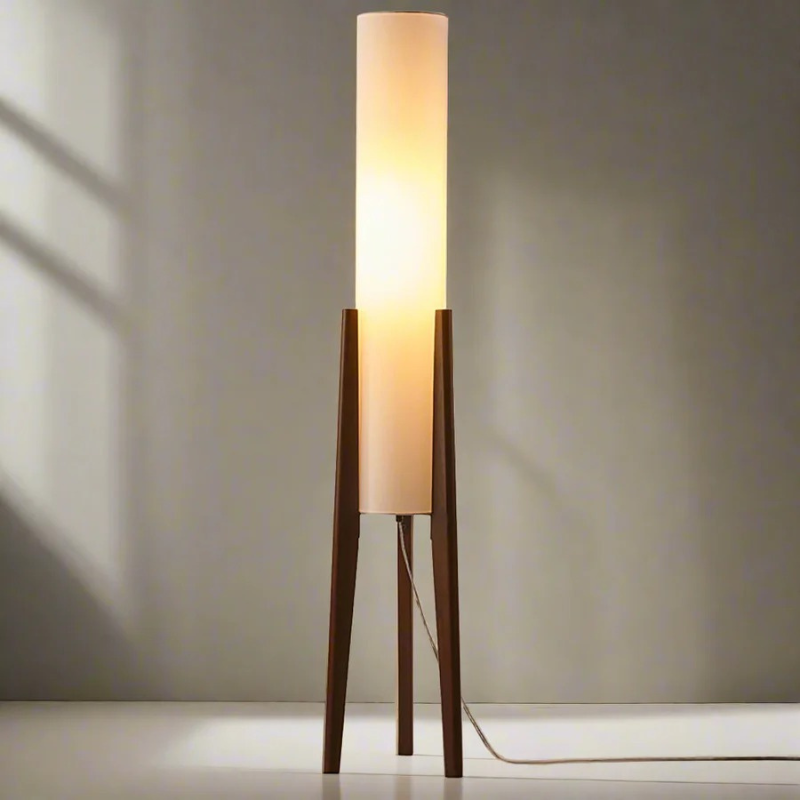 Stehlampe mit Sockel aus Walnussholz und Stoffschirm, der warmes Licht ausstrahlt