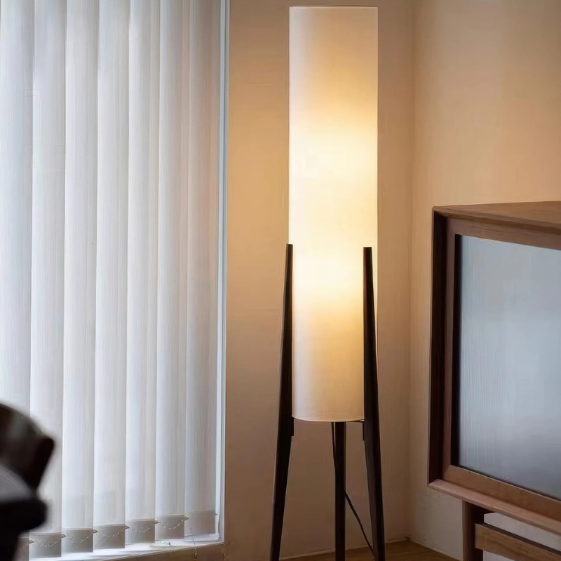 Stehlampe mit Sockel aus Walnussholz und Stoffschirm, der warmes Licht ausstrahlt