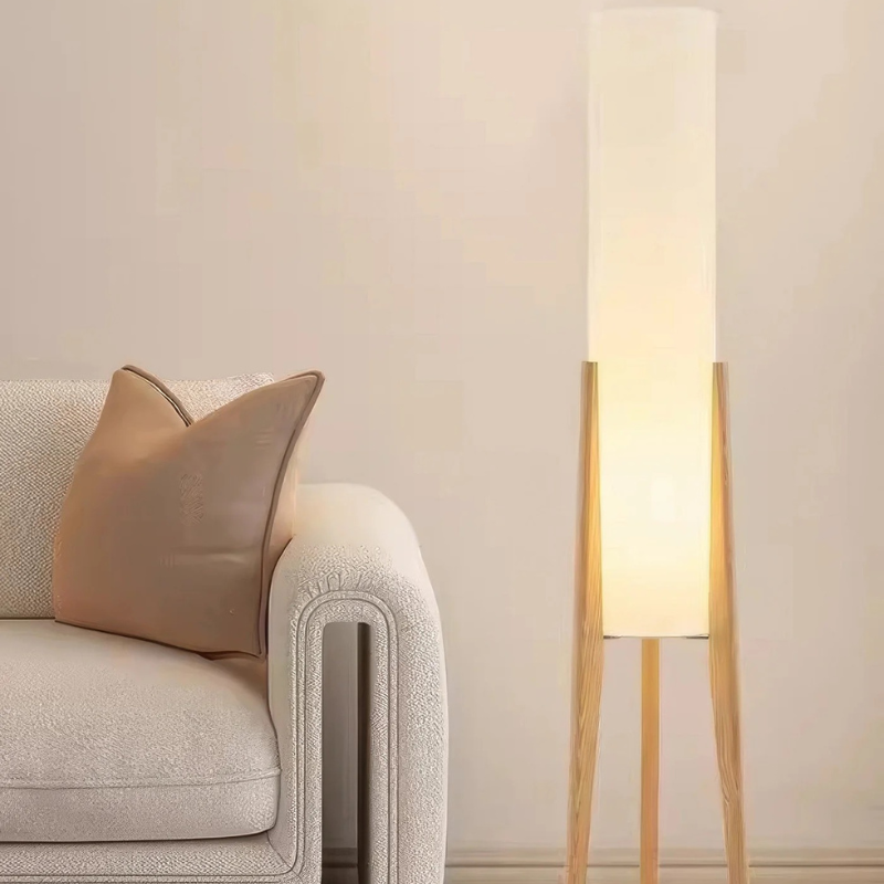 Stehlampe mit Sockel aus Walnussholz und Stoffschirm, der warmes Licht ausstrahlt
