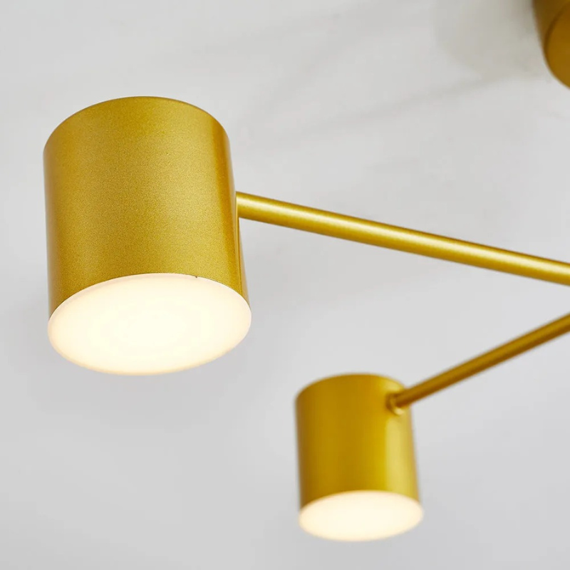 Deckenleuchte im skandinavischen Stil in Schwarz, Weiß oder Gold mit Metall- und Acrylausführung, die in einem modernen Wohnzimmer hängt