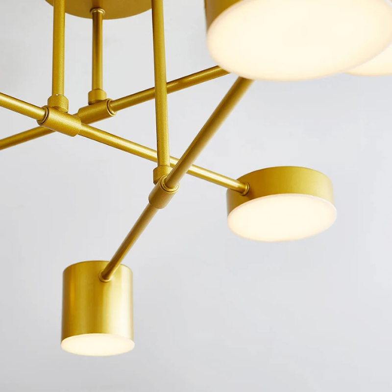 Deckenleuchte im skandinavischen Stil in Schwarz, Weiß oder Gold mit Metall- und Acrylausführung, die in einem modernen Wohnzimmer hängt
