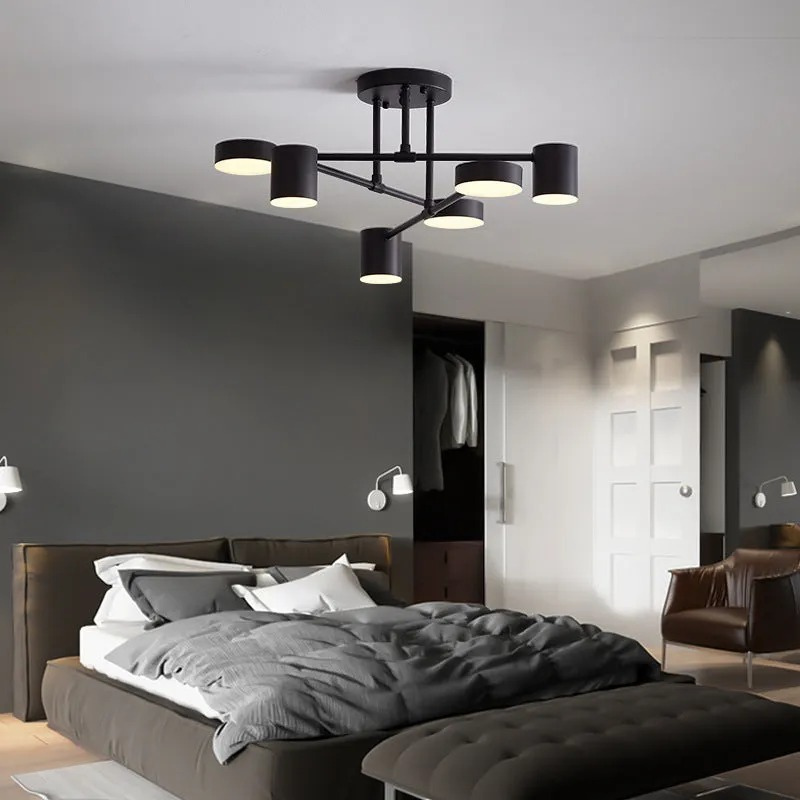 Deckenleuchte im skandinavischen Stil in Schwarz, Weiß oder Gold mit Metall- und Acrylausführung, die in einem modernen Wohnzimmer hängt