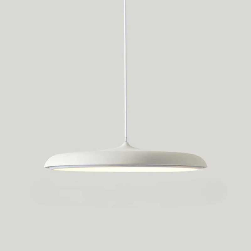 Skandinavische Pendelleuchte mit minimalistischem Design, warmweißer LED-Beleuchtung und verstellbarer Aufhängung, ideal für Esstische oder Küchen.