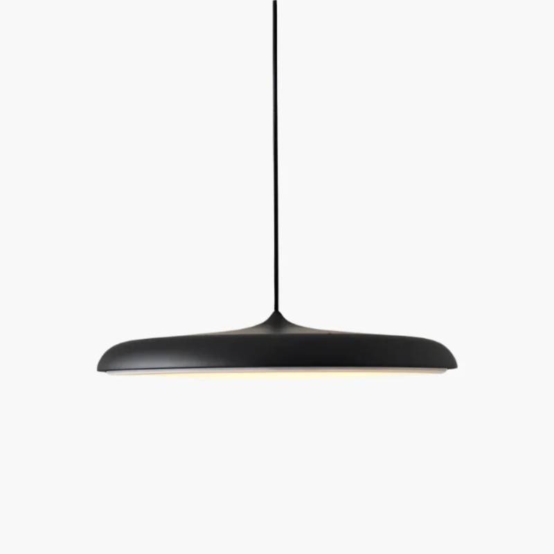 Skandinavische Pendelleuchte mit minimalistischem Design, warmweißer LED-Beleuchtung und verstellbarer Aufhängung, ideal für Esstische oder Küchen.