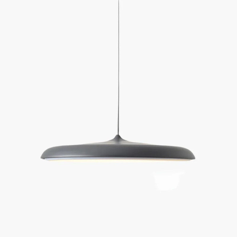 Skandinavische Pendelleuchte mit minimalistischem Design, warmweißer LED-Beleuchtung und verstellbarer Aufhängung, ideal für Esstische oder Küchen.