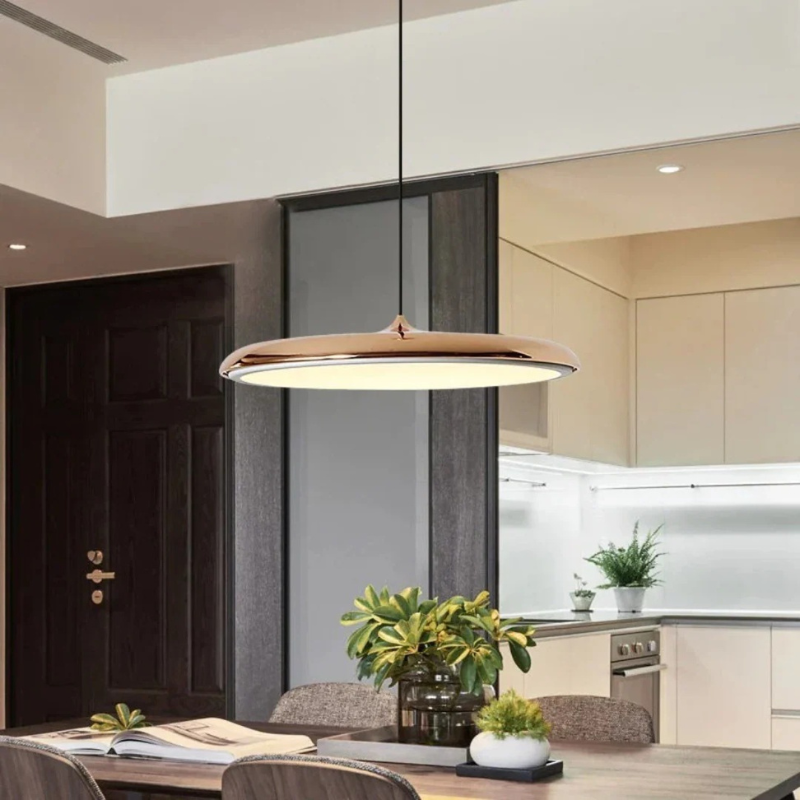 Skandinavische Pendelleuchte mit minimalistischem Design, warmweißer LED-Beleuchtung und verstellbarer Aufhängung, ideal für Esstische oder Küchen.