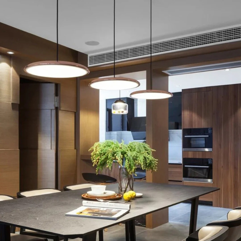 Skandinavische Pendelleuchte mit minimalistischem Design, warmweißer LED-Beleuchtung und verstellbarer Aufhängung, ideal für Esstische oder Küchen.