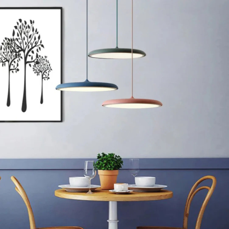 Skandinavische Pendelleuchte mit minimalistischem Design, warmweißer LED-Beleuchtung und verstellbarer Aufhängung, ideal für Esstische oder Küchen.