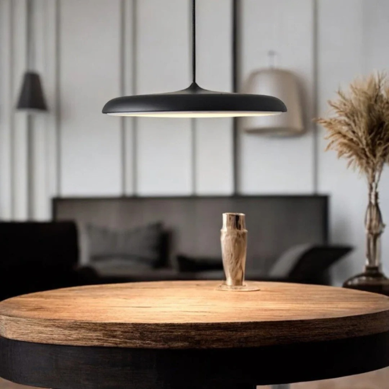 Skandinavische Pendelleuchte mit minimalistischem Design, warmweißer LED-Beleuchtung und verstellbarer Aufhängung, ideal für Esstische oder Küchen.