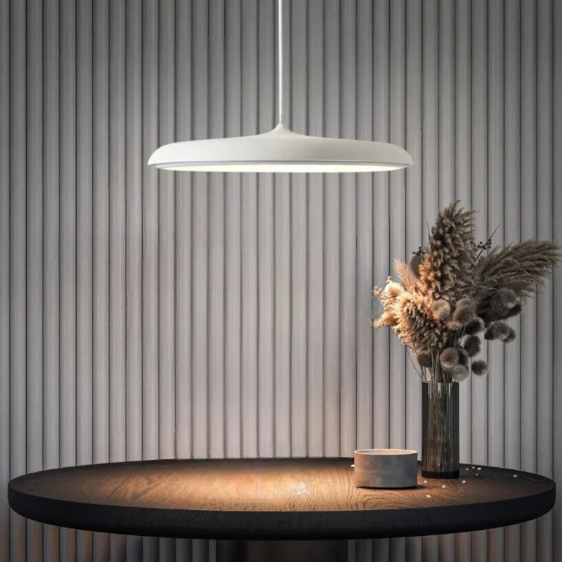 Skandinavische Pendelleuchte mit minimalistischem Design, warmweißer LED-Beleuchtung und verstellbarer Aufhängung, ideal für Esstische oder Küchen.