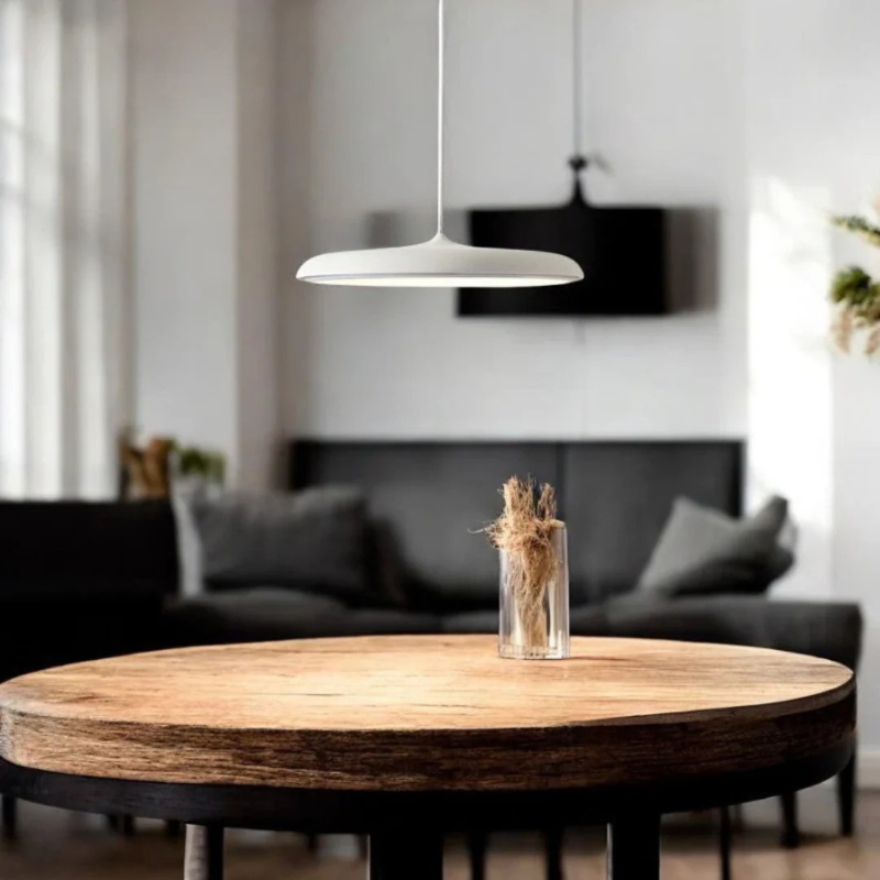 Skandinavische Pendelleuchte mit minimalistischem Design, warmweißer LED-Beleuchtung und verstellbarer Aufhängung, ideal für Esstische oder Küchen.