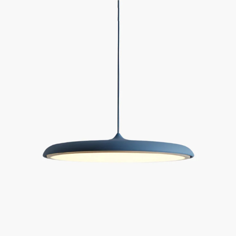 Skandinavische Pendelleuchte mit minimalistischem Design, warmweißer LED-Beleuchtung und verstellbarer Aufhängung, ideal für Esstische oder Küchen.