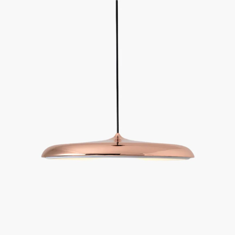 Skandinavische Pendelleuchte mit minimalistischem Design, warmweißer LED-Beleuchtung und verstellbarer Aufhängung, ideal für Esstische oder Küchen.