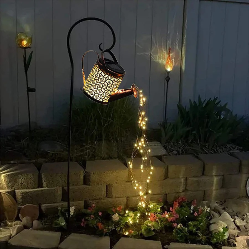 Solarbetriebene Gartenlaterne in Form einer Gießkanne mit warmen LED-Lichtern, die sich wie ein leuchtender Regenschauer ergießen
