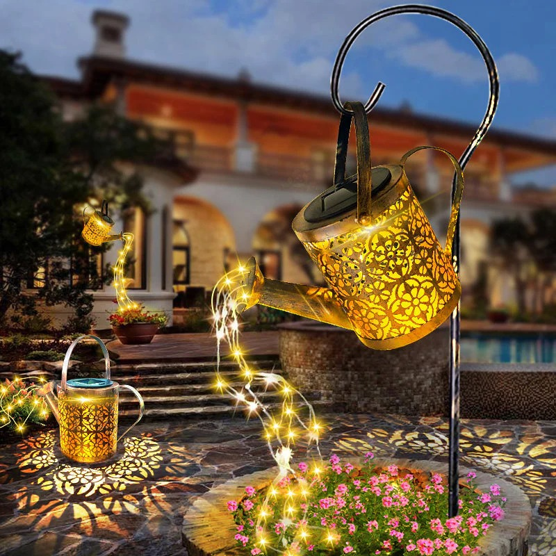 Solarbetriebene Gartenlaterne in Form einer Gießkanne mit warmen LED-Lichtern, die sich wie ein leuchtender Regenschauer ergießen