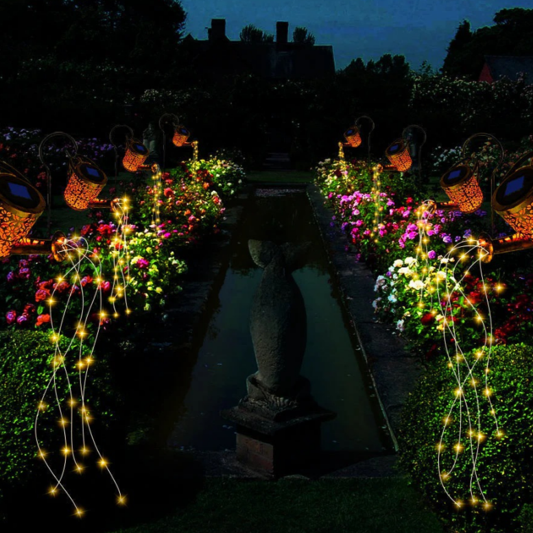 Solarbetriebene Gartenlaterne in Form einer Gießkanne mit warmen LED-Lichtern, die sich wie ein leuchtender Regenschauer ergießen