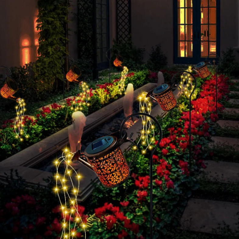 Solarbetriebene Gartenlaterne in Form einer Gießkanne mit warmen LED-Lichtern, die sich wie ein leuchtender Regenschauer ergießen