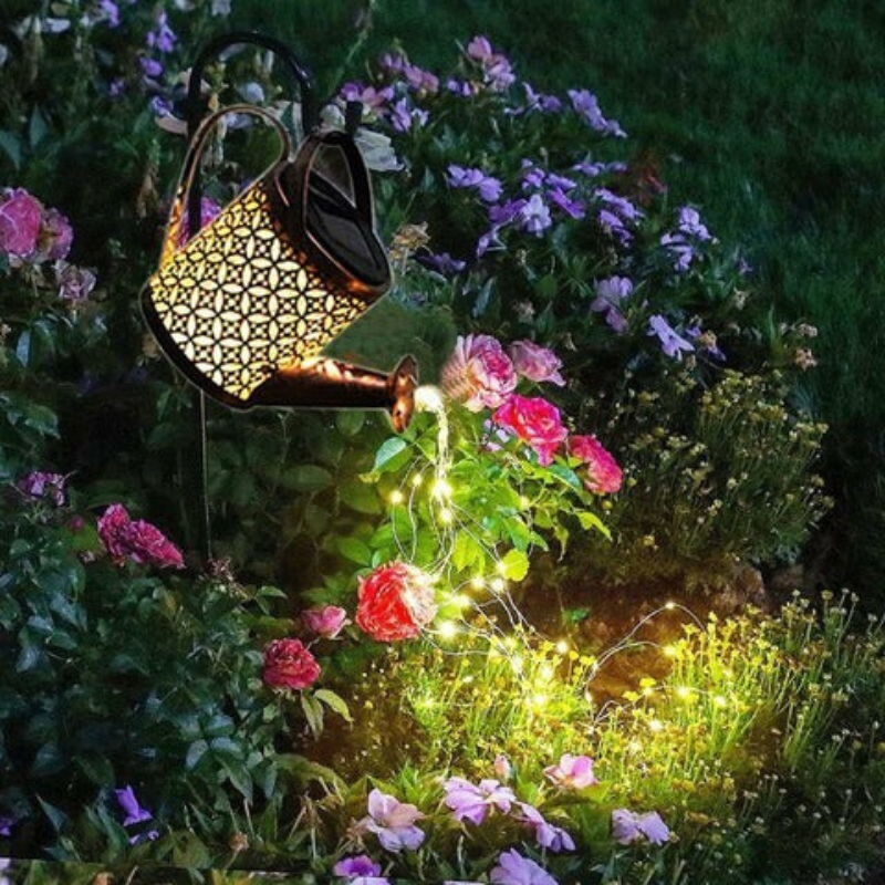Solarbetriebene Gartenlaterne in Form einer Gießkanne mit warmen LED-Lichtern, die sich wie ein leuchtender Regenschauer ergießen