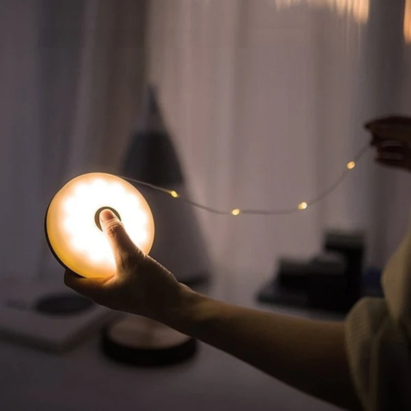 Wasserdichte 10-Meter-LED-Lichterkette mit USB-Aufladung, strapazierfähiges Design für Garten, Balkon und Camping.