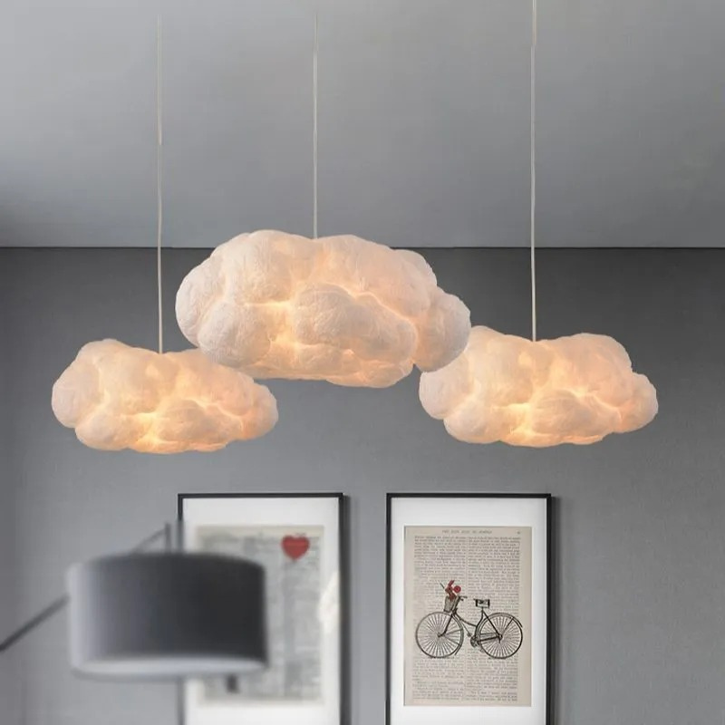 Von der Decke hängende wolkenförmige weiße Pendelleuchte mit weichem, diffusem Licht