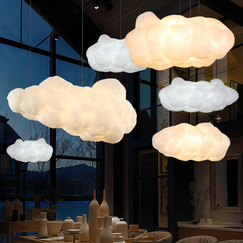Von der Decke hängende wolkenförmige weiße Pendelleuchte mit weichem, diffusem Licht