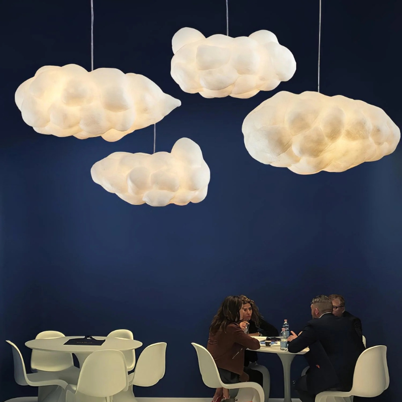 Von der Decke hängende wolkenförmige weiße Pendelleuchte mit weichem, diffusem Licht