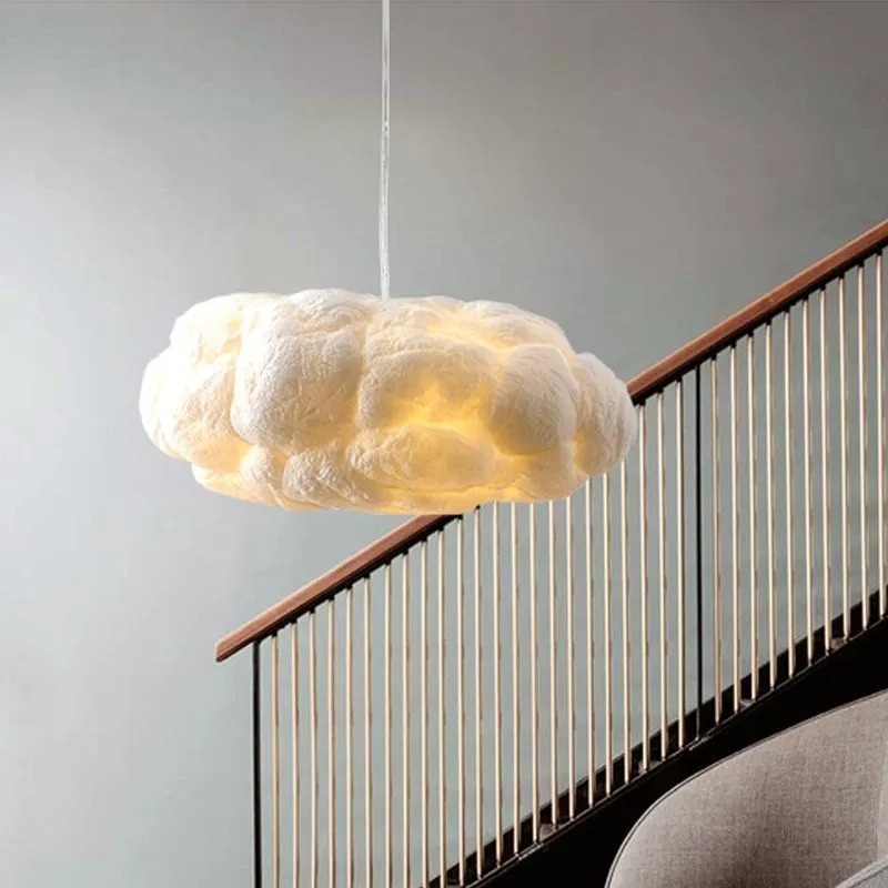 Von der Decke hängende wolkenförmige weiße Pendelleuchte mit weichem, diffusem Licht