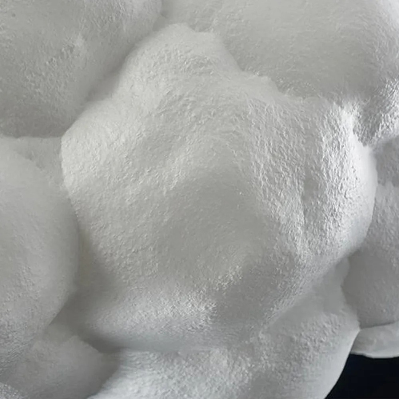 Von der Decke hängende wolkenförmige weiße Pendelleuchte mit weichem, diffusem Licht