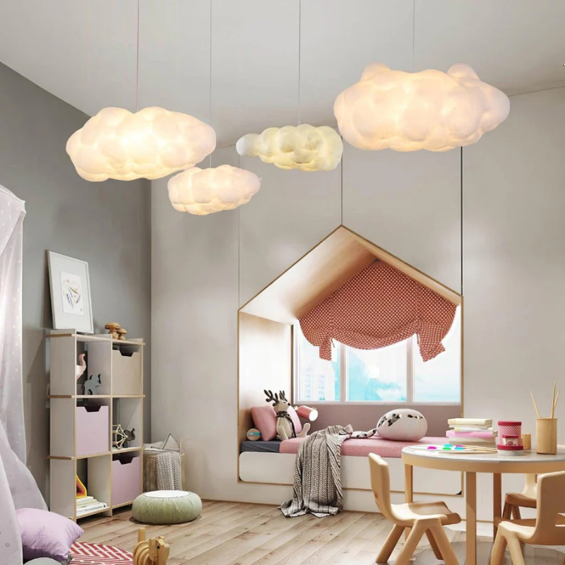 Von der Decke hängende wolkenförmige weiße Pendelleuchte mit weichem, diffusem Licht
